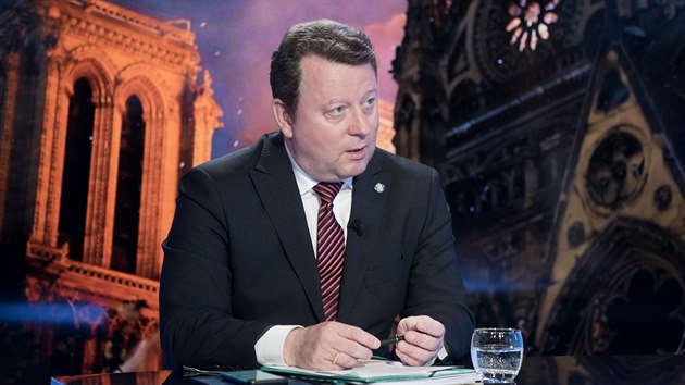 Ministr kultury Anton�n Stan�k v diskusn�m po�adu iDNES.cz Rozst�el. (16. dubna 2019)