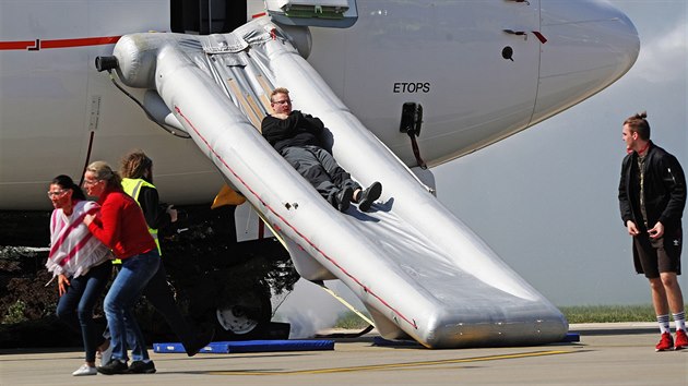Cvien na praskm letiti v Ruzyni k postupu sloek IZS pi havrii letadla. (17. dubna 2019)