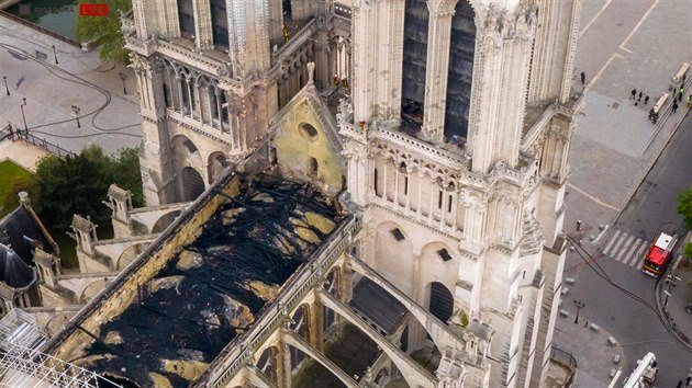 Letecký pohled na pařížskou katedrálu Notre Dame po ničivém požáru.