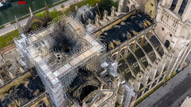 Leteck pohled na paskou katedrlu Notre Dame po niivm poru.