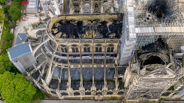 Letecký pohled na pařížskou katedrálu Notre Dame po ničivém požáru.