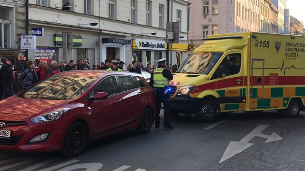est aut se srazilo v ulici Rumunsk. Jedno skonilo na stee. (15. 4. 2019)