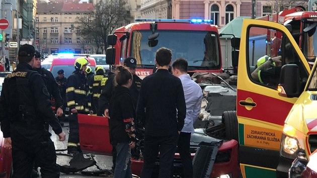 est aut se srazilo v ulici Rumunsk. Jedno skonilo na stee. (15. 4. 2019)