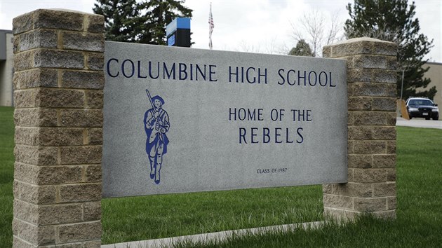 Na stedn kole v coloradskm Columbine uplyne dvacet let od masakru, pi kterm zemelo dvanct student a jeden uitel. (17. dubna 2019)