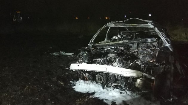 V autě, které vylétlo v Českých Budějovicích ze silnice, zemřel řidič.