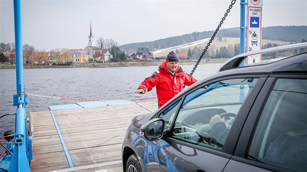 Frymburk spojuje s Frdavou na druhm behu Lipna pvoz. Od zatku dubna je po zimn pestvce znovu v provozu.