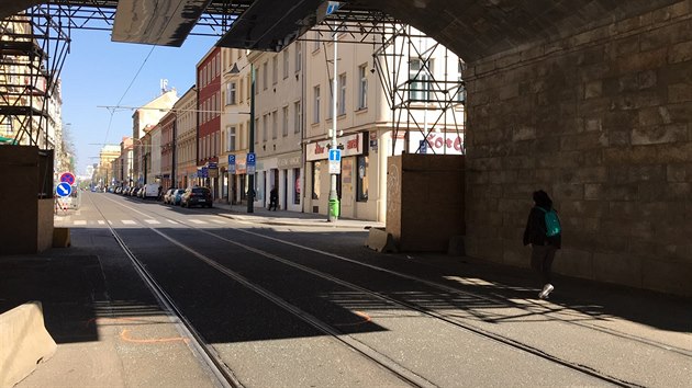 V prask Sokolovsk ulici se v odpolednch hodinch srazila tramvaj s autem.  Provoz byl obnoven v 15:10. (19. dubna 2019)