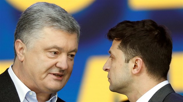 Ukrajinský prezident Petro Porošenko a komik Volodymyr Zelenskyj během předvolební debaty (19. dubna 2019)