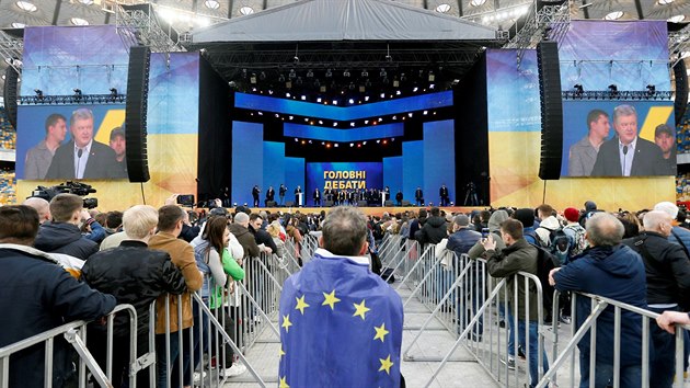 Diváci sledovali předvolební debatu prezidentských kandidátů na olympijském stadionu v Kyjevě. (19. dubna 2019)