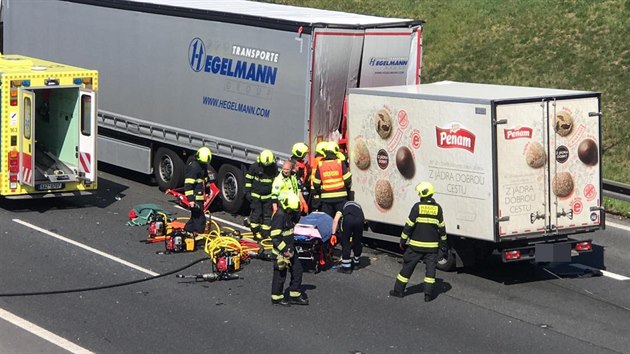 Dodvka narazila do nvsu kamionu mezi druhm a prvnm kilometrem D1 na okraji Prahy, zrannho idie museli vyproovat hasii. (15: dubna 2019)