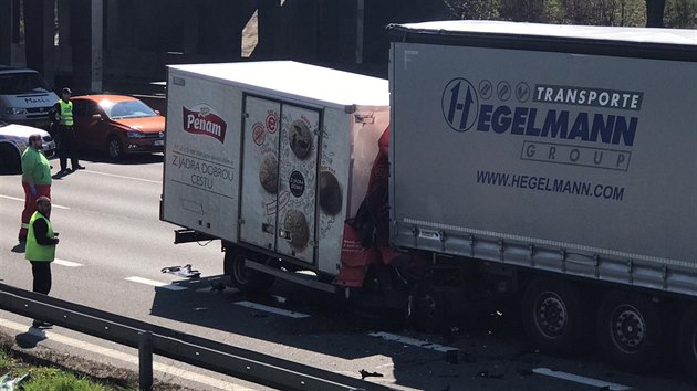 Dodvka narazila do nvsu kamionu mezi druhm a prvnm kilometrem D1 na okraji Prahy, zrannho idie museli vyproovat hasii. (15: dubna 2019)