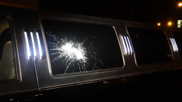 Zava�ovac� sklenice hozen� z okna doma rozbila bo�n� okno limuz�ny, kter� odv�ela mu�e z oslavy narozenin.