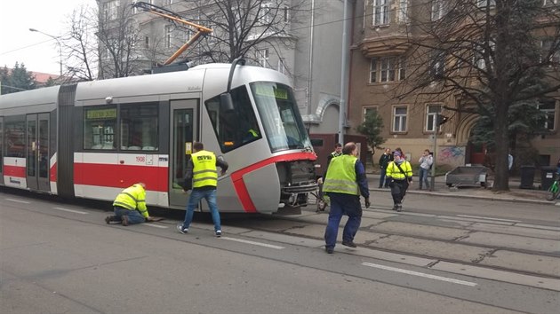 V brnnsk ulici tefnikova se srazila tramvaj s nkladnm vozem. idi tramvaje utrpl lehk zrann.