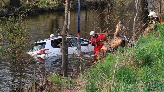 V blm peugeotu, kter v Nedvdicch na Brnnsku skonil v ece, zemeli dva lid. Okol jet pro jistotu prohledvali policejn potpi. (11. dubna 2019)