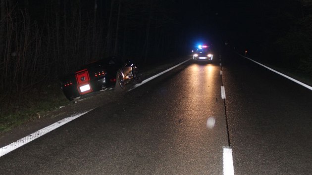 idi Fordu Mustang v noci na nedli na pomez Vykovska a Hodonnska pi niku ped policisty naboural do jejich auta.