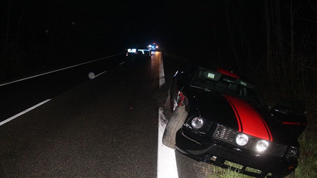 Řidič Fordu Mustang v noci na neděli na pomezí Vyškovska a Hodonínska při úniku před policisty naboural do jejich auta.