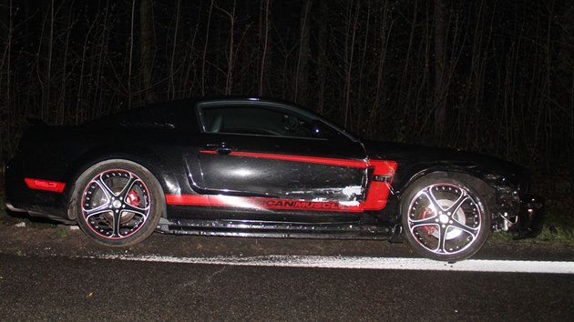 Řidič Fordu Mustang v noci na neděli na pomezí Vyškovska a Hodonínska při úniku před policisty naboural do jejich auta.