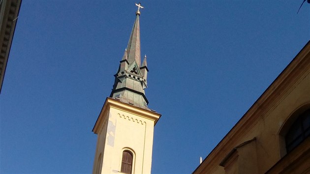 Kostel sv. Máří Magdalény v Brně, jehož sochy, okno a několik dveří poškodil vandal.