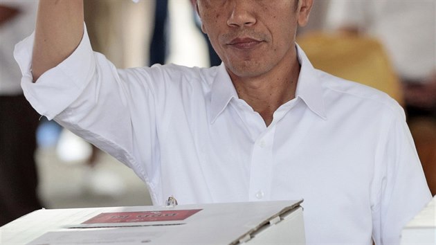 Indonsk prezident Joko Widodo vhazuje do urny svj hlas (17. dubna 2019).