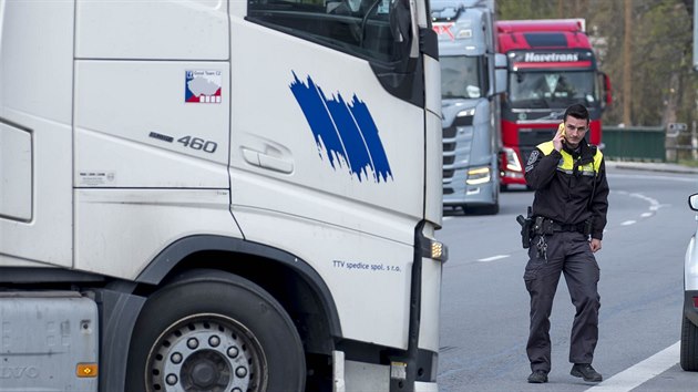 Policist zastavuj natvan idie kamion na pjezdu do Lzn Bohdane, kde u nemaj co dlat. (12. dubna 2019)