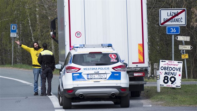 Policist zastavuj natvan idie kamion na okraji Lzn Bohdane. (12. dubna 2019)
