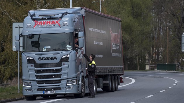 Policist zastavuj natvan idie kamion na pjezdu do Lzn Bohdane, kde u nemaj co dlat. (12. dubna 2019)