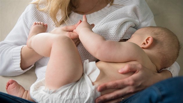 Nárok mají, ale poporodní péče se nedočkají. Novinku provázejí potíže i spory