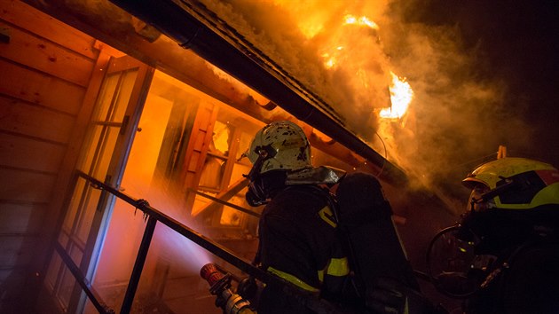 Celkem dvanct jednotek hasi v sobotu v noci bojovaly s porem penzionu v Psku na Frdecko-Mstecku. V devnm penzionu natst nikdo nebyl ubytovn. (14.4. 2019)