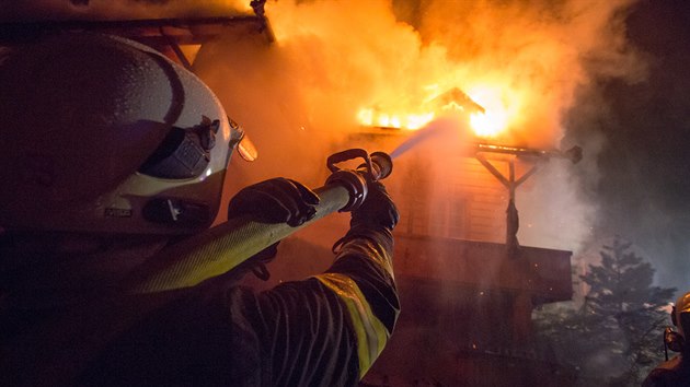 Celkem dvanct jednotek hasi v sobotu v noci bojovaly s porem penzionu v Psku na Frdecko-Mstecku. V devnm penzionu natst nikdo nebyl ubytovn. (14.4. 2019)
