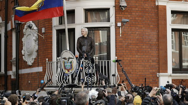 Assange hovoří k médiím z ekvádorské ambasády v Londýně. (19. května 2017)