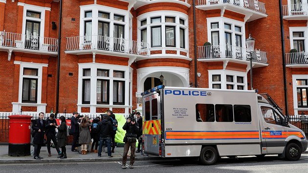 Policejn auto ped ekvdorskou ambasdou v Londn po zaten Assange (11.4.2019)