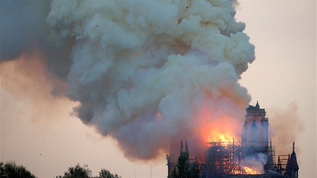 Hořící katedrála Notre Dame v Paříži (15. 4. 2019)