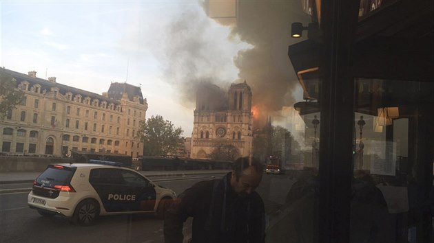 Katedrla Notre-Dame v Pai je v plamenech. Propadla se stecha a ztila thl v. (15. dubna 2019)
