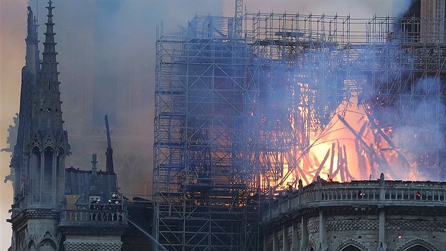 Katedrla Notre-Dame v Pai je v plamenech. Propadla se stecha a ztila thl v. (15. dubna 2019)
