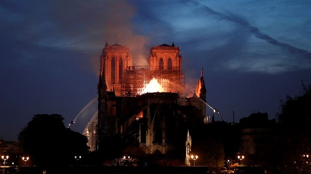 V pask katedrle Notre-Dame vypukl rozshl por. Ohe se rychle rozil a chrm piel o svou thlou v, propadla se cel stecha a plameny poniily i jednu z hranatch elnch v.