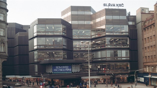 Známý obchodní dům Kotva v centru Prahy nebýval v 80. letech minulého století oblepený reklamami jako v současnosti. Prostor pro propagaci tady měla spíše komunistická strana.