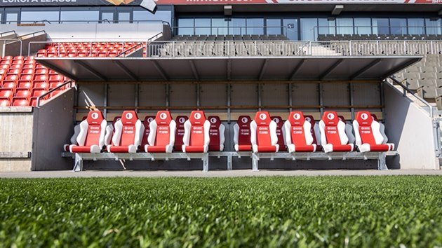 Nov sedaky na lavici nhradnk na slvistickm stadionu v Edenu.