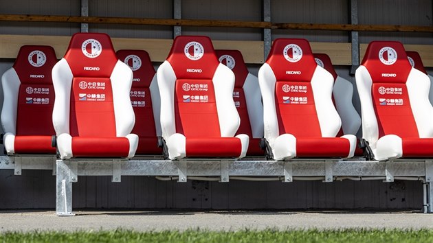 Nov sedaky na lavici nhradnk na slvistickm stadionu v Edenu.