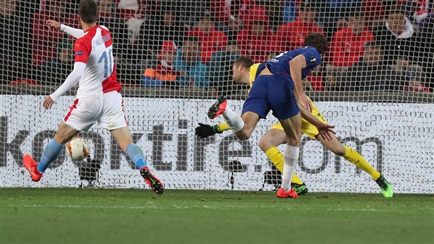 panlsk obrnce Marcos Alonso hlavikuje do brny Slavie, brank Ondej Kol nem nrok a Josef Hubauer nbh stelce nesthal.