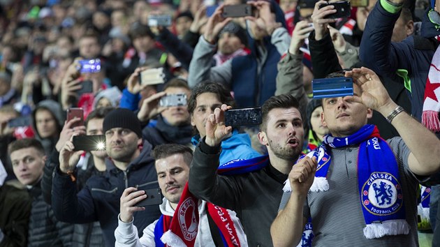 Fanouci Slavie si svmi mobily fot hre Chelsea bhem vodnho tvrtfinle Evropsk ligy.