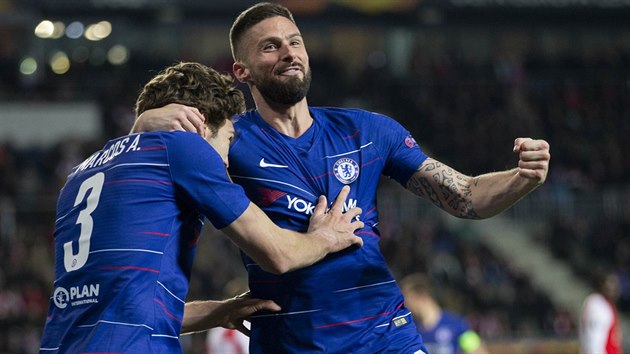 Oliver Giroud (vpravo) objm Marcose Alonsa, kter prv vstelil jedin gl vodnho tvrtfinle Evropsk ligy Slavia - Chelsea.