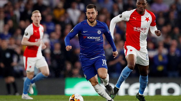 Eden Hazard z Chelsea v akci, sth ho slvista Ibrahim Traor.