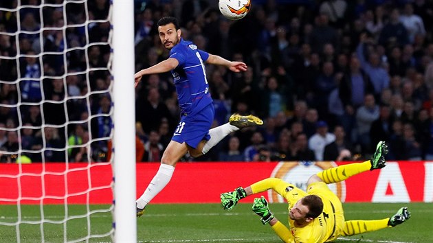 Pedro Rodrguez z Chelsea pekonv slvistickho branke Ondeje Kole v odvet tvrtfinle Evropsk ligy.