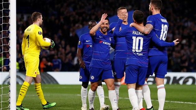 Fotbalist Chelsea se raduj z glu v odvet tvrtfinle Evropsk ligy proti Slavii.