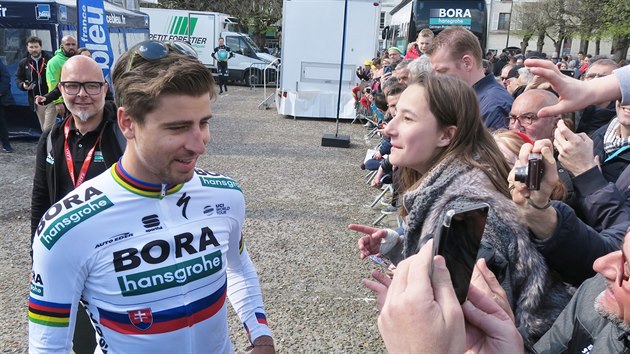 Peter Sagan se jde podepisovat davu fanouk ped slavnostn prezentac na Pa-Roubaix.