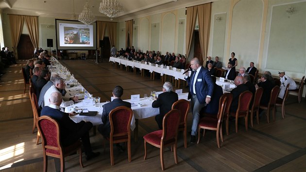 Na dnskm zmku se v ter 10. dubna seli pznivci stavby jezu na Labi ve Stednm lebu a podepsali memorandum o prosazen stavby. Na snmku hovo Jan Skalick z Vodnch cest.