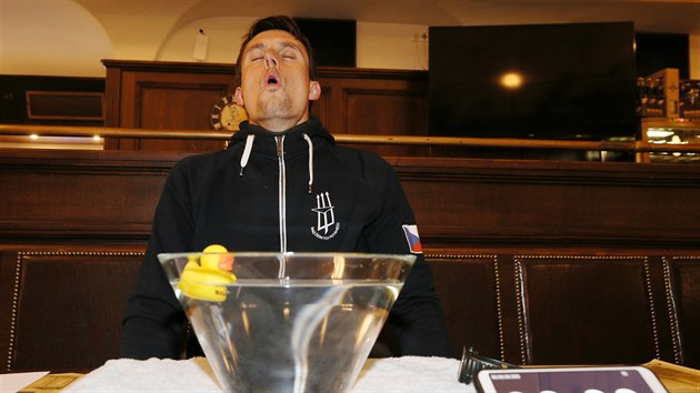 Freediver a mistr republiky v pot�p�n� na jeden n�dech David Vencl se v pivovaru Monopol v Teplic�ch 16. dubna 2019 pokusil p�ekonat sv�j vlastn�, �est let star� rekord v umyvadlov�m pot�p�n�, kter� m�l hodnotu 3:41 minuty. Pod vodou vydr�el 4 minuty a 3 sekundy.