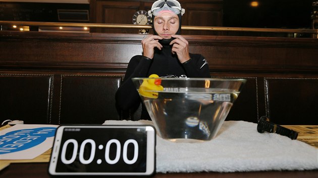 Freediver a mistr republiky v potápění na jeden nádech David Vencl se v pivovaru Monopol v Teplicích 16. dubna 2019 pokusil překonat svůj vlastní, šest let starý rekord v umyvadlovém potápění, který měl hodnotu 3:41 minuty. Pod vodou vydržel 4 minuty a 3 sekundy.