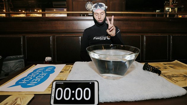 Freediver a mistr republiky v potápění na jeden nádech David Vencl se v pivovaru Monopol v Teplicích 16. dubna 2019 pokusil překonat svůj vlastní, šest let starý rekord v umyvadlovém potápění, který měl hodnotu 3:41 minuty. Pod vodou vydržel 4 minuty a 3 sekundy.