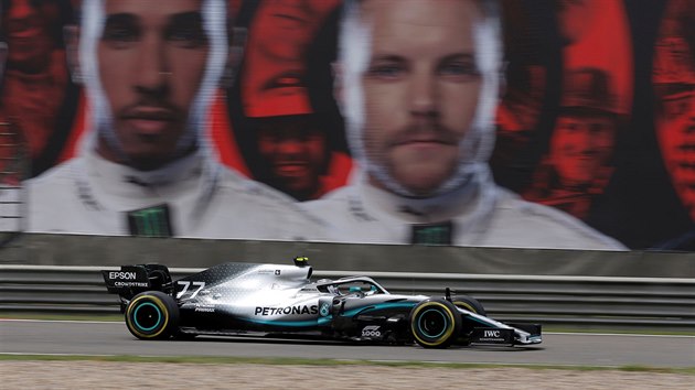 Valtteri Bottas bhem kvalifikace na Velkou cenu ny formule 1.